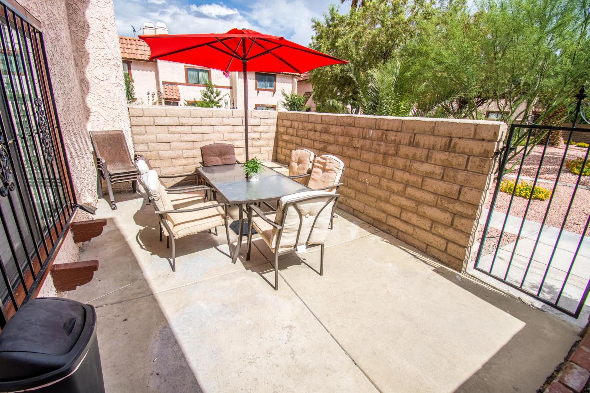 Spacious 2-Bedroom Townhouse With Pool & Private Patio In Central Las Vegas Extérieur photo