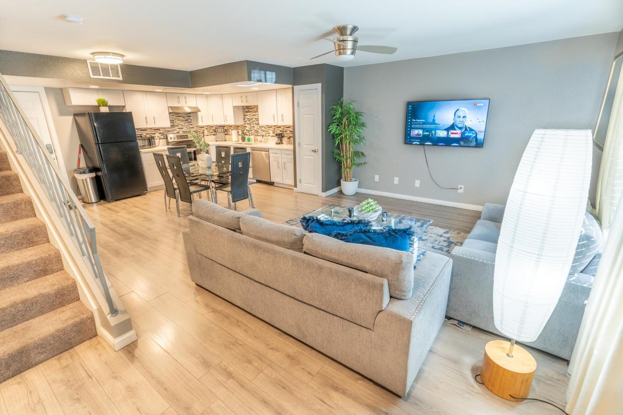 Spacious 2-Bedroom Townhouse With Pool & Private Patio In Central Las Vegas Extérieur photo